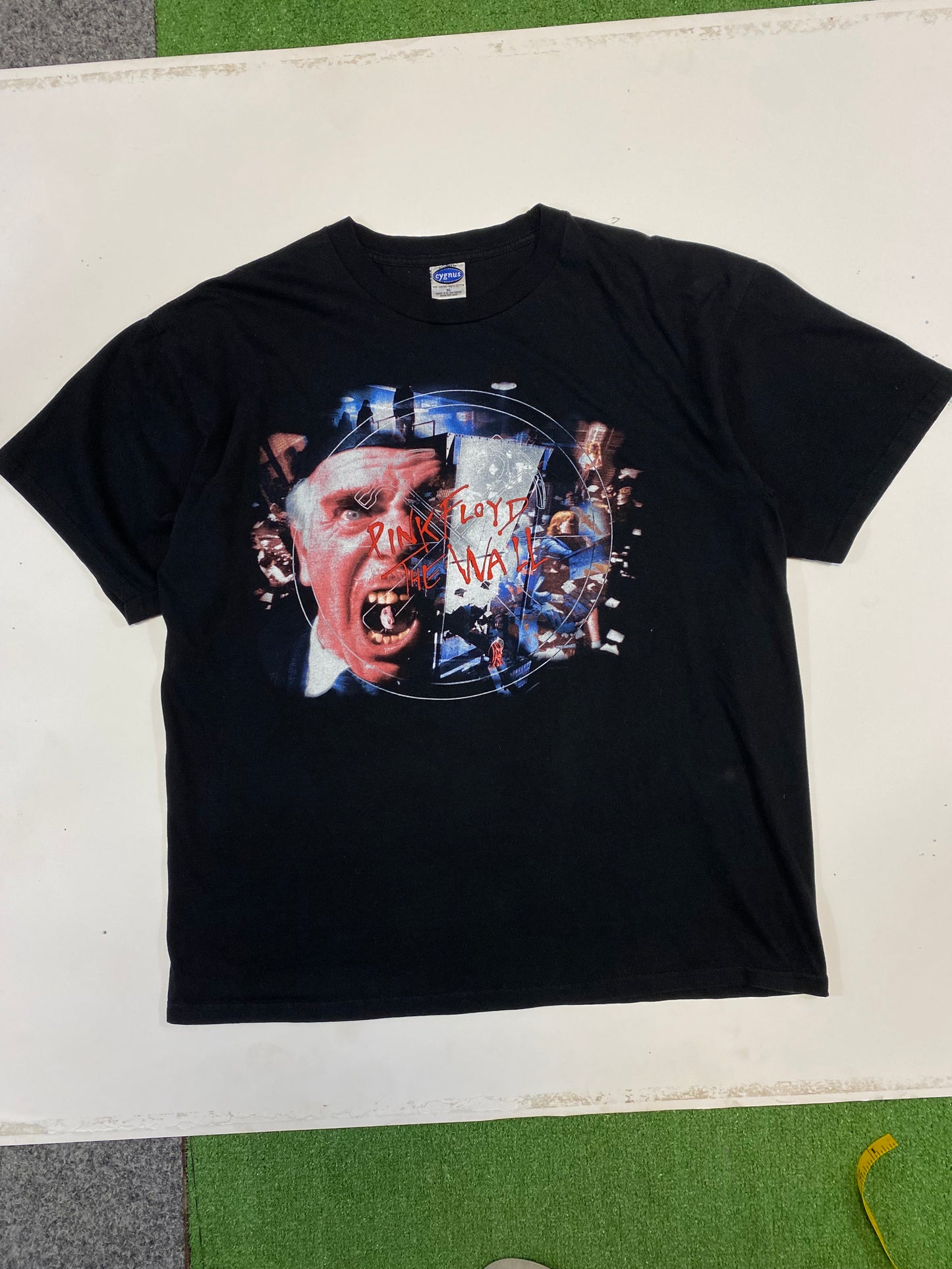 2001 Pink Floyd “The Wall” Cygnus T-Shirt XL
