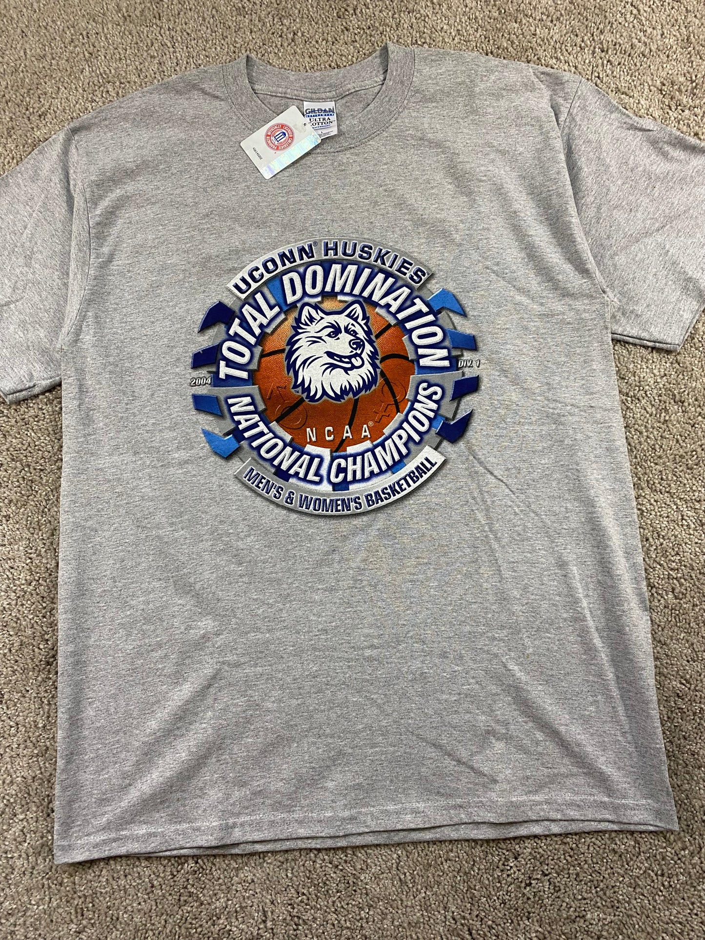 UConn Huskies Basketball 2004 Domination T-Shirt L