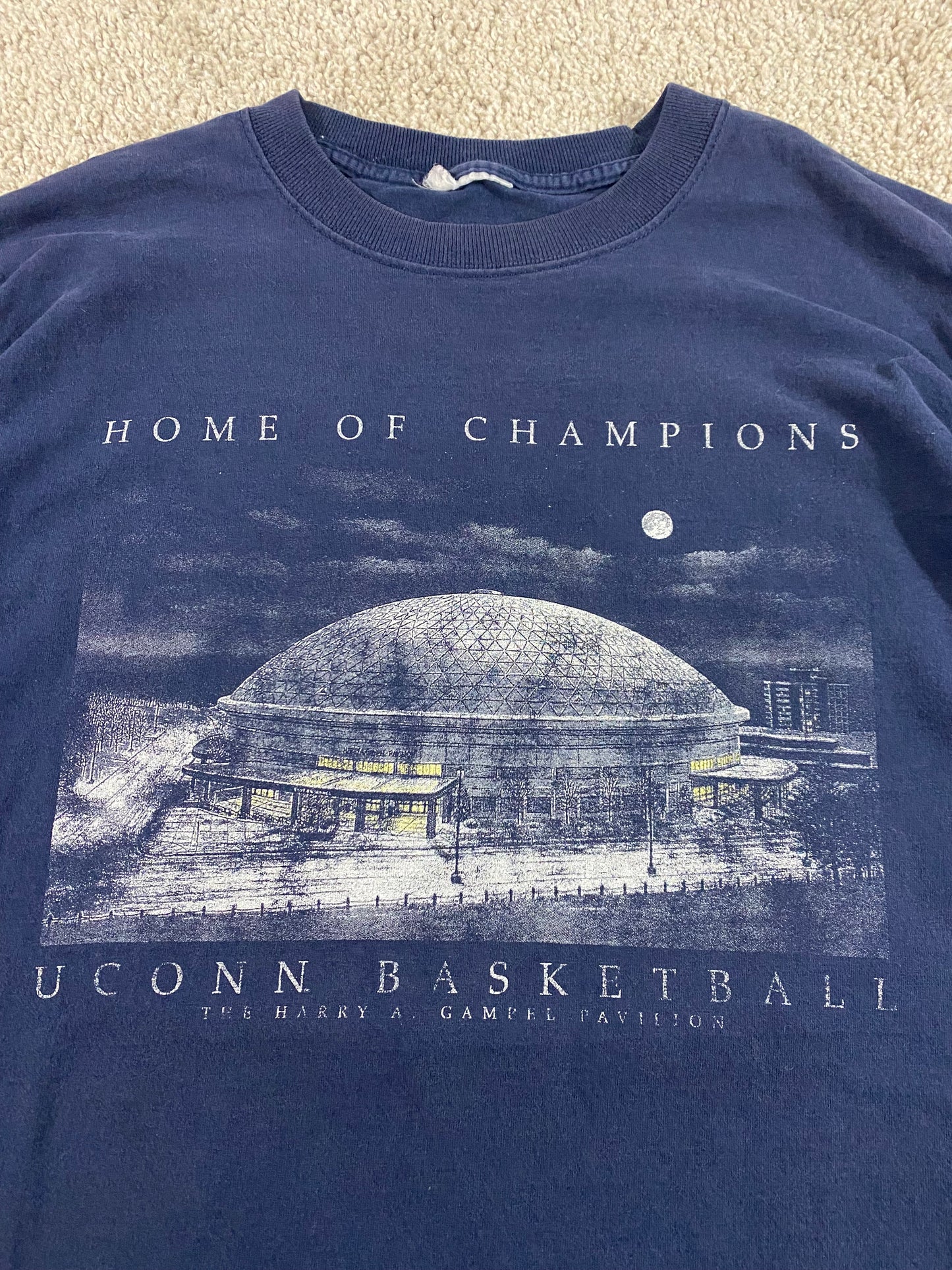 Gampel Pavilion UConn Huskies Basketball T-Shirt L