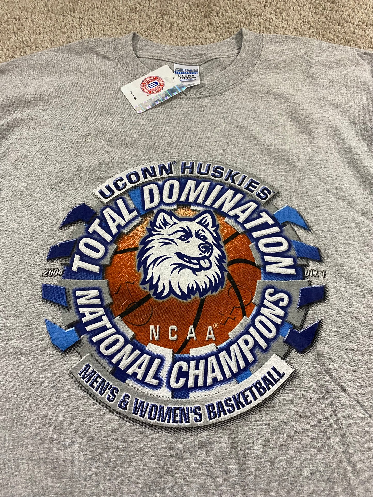 UConn Huskies Basketball 2004 Domination T-Shirt L