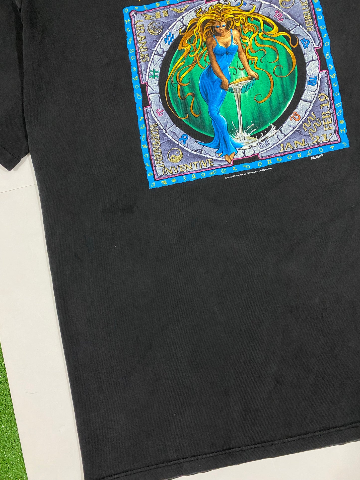 Vintage 90’s Aquarius Astrological Sign T-Shirt